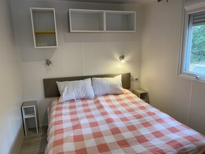 Chalet | 3 bedrooms, individually furnished, bed sheets - Chalet Near Antwerp With Pool Access (Rijkevorsel)