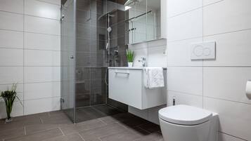 Apartment | Badezimmer | Dusche, Handtücher