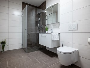 Apartment | Badezimmer | Dusche, Handtücher