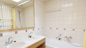 Bungalow | Badezimmer | Duschwanne, Haartrockner, Handtücher