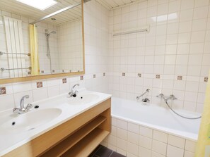 Bungalow | Bathroom - Nice House With Dishwasher in Belgian Limburg (Lommel)