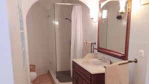 Shower, towels - Comfortable Accommodation With AC, 500 m. From the Beach (Lagoa)