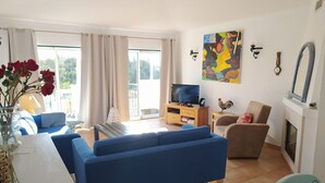 Fireplace, DVD player - Comfortable Accommodation With AC, 500 m. From the Beach (Lagoa)