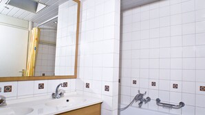 Combined shower/bathtub, hair dryer, towels - Spacious House With Dishwasher in Belgian Limburg (Lommel)