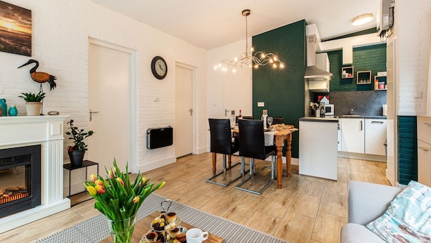 Eine moderne Wohnung mit Essbereich, Küche und Wohnzimmer.