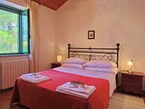 3 bedrooms, individually furnished - Elegant and Broad Apartment in Torgiano With Garden and Pool (Torgiano)