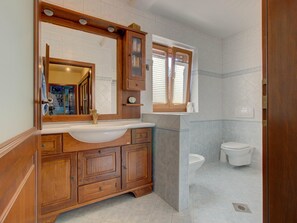 Combined shower/tub, towels