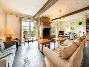 House | Living room | Fireplace - Holiday Home in Voeren Near Nature Park (Voeren)