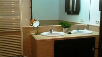 Combined shower/bathtub, towels