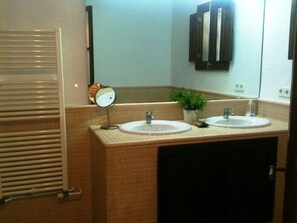 Combined shower/tub, towels - Traditional Holiday Home With Private Pool Near Campanet (Sa Pobla)
