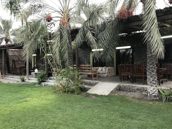 Outdoor dining - Among the Mountains (Mirbah)