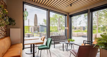 Comfy Lodge with Microwave near Markermeer