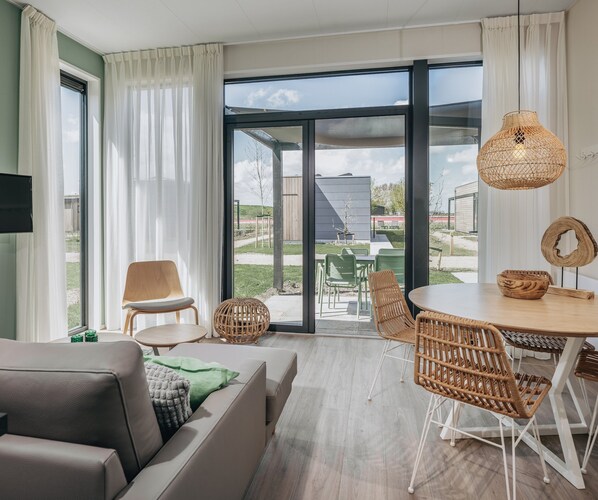 Bungalow | Woonkamer | Een televisie