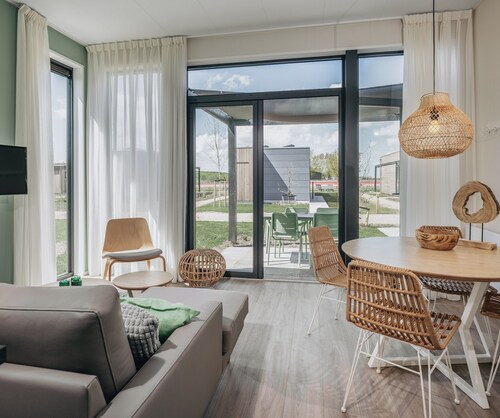 Comfy Lodge with Microwave near Markermeer