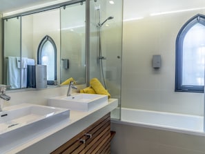 Combined shower/tub, hair dryer, towels - Stylish Apartment for 4 People at Amendoeira Golf Resort (Silves)