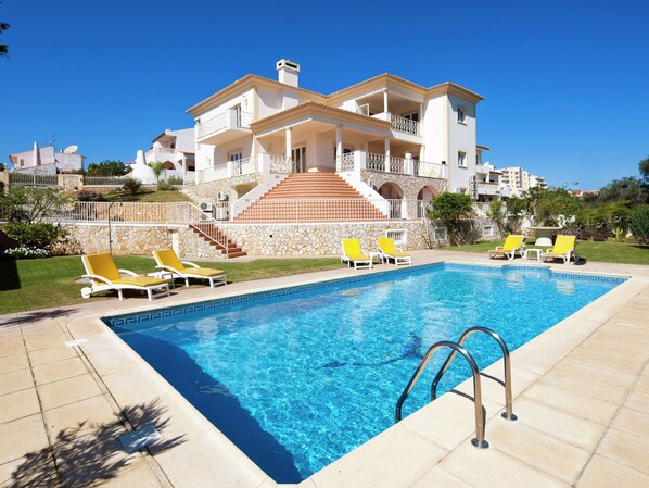 Outdoor pool - Luxurious Villa in Albufeira With Private Swimming Pool (Albufeira)