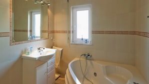 Bathroom - Luxurious Villa in Albufeira With Private Swimming Pool (Albufeira)