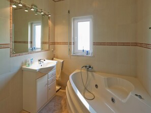 Combined shower/bathtub, towels - Luxurious Villa in Albufeira With Private Swimming Pool (Albufeira)