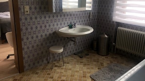 Bathtub, towels - Snug Apartment in Walchen Near Niedernsill Swimming Lake (Piesendorf)