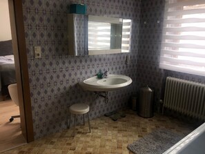 Bathtub, towels