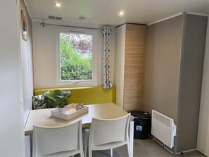 Living room - Neat Chalet With Microwave, Near Antwerp (Rijkevorsel)
