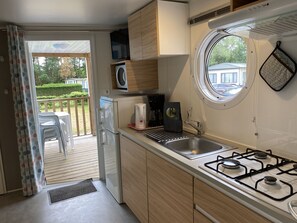 Chalet | Private kitchen - Neat Chalet With Microwave, Near Antwerp (Rijkevorsel)