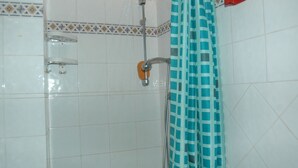 Buồng tắm vòi sen, khăn tắm 