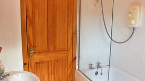 Bathroom - Perfectly Situated Holiday Home With Breathtaking View at the sea in Lochinver (Lairg)