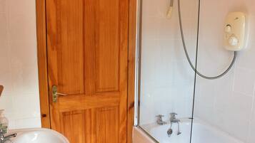 Ducha y bañera combinadas y toallas