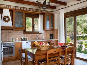Villa | Eget kök | Spishäll och barnstol