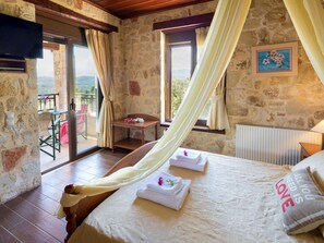 4 habitaciones, muebles diferentes y tabla de planchar con plancha 