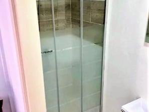 Shower, towels - Captivating Holiday Home in Gandía Near Seabeach (Gandia)