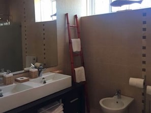 Shower, towels - Graceful Villa in Capelas With Private Swimming Pool (Ponta Delgada)