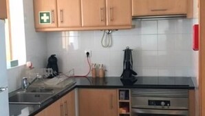 Private kitchen - Graceful Villa in Capelas With Private Swimming Pool (Ponta Delgada)