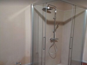 Bathroom - Charming Castle Stay, Robella (Cortanze)