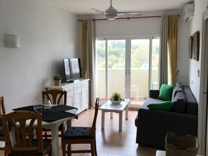 Dining - Scenic Apartment in Benalmadena With Jacuzzi, Fitness Room (Benalmádena)