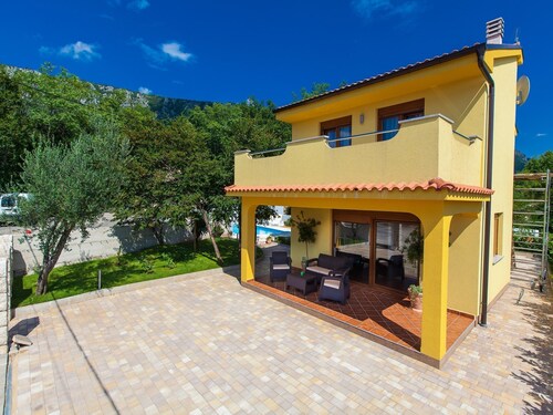 Beautiful Holiday Home With Private Swimming Pool !