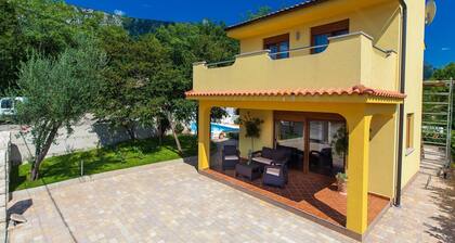 Beautiful Holiday Home With Private Swimming Pool !