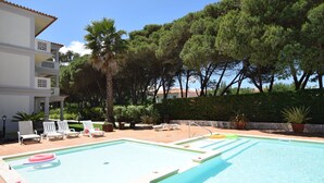 Outdoor pool - Apartment on the Ground Floor in the Beautiful Golf Resort of Praia D'el Rey (Obidos)