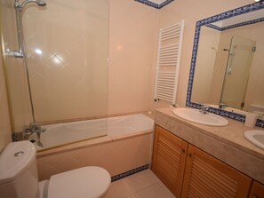 Combined shower/tub, towels