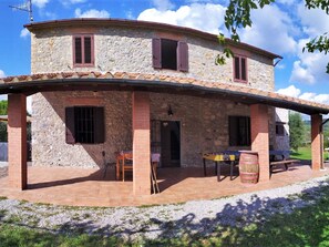 Exterior - Tuscan-style Holiday Home in Bagno di Gavorrano With BBQ (Gavorrano)