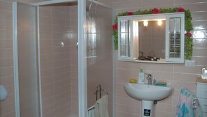 Shower, towels - Tuscan-style Holiday Home in Bagno di Gavorrano With BBQ (Gavorrano)