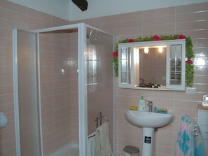 Shower, towels - Tuscan-style Holiday Home in Bagno di Gavorrano With BBQ (Gavorrano)