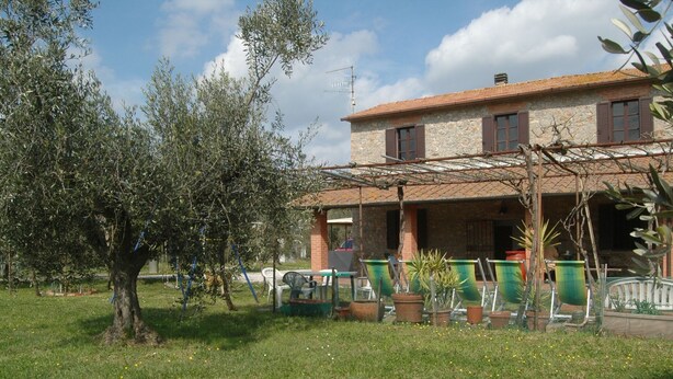 Property grounds - Tuscan-style Holiday Home in Bagno di Gavorrano With BBQ (Gavorrano)