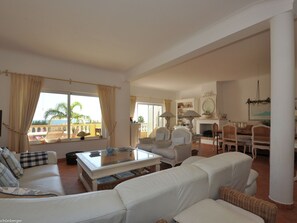 House | Living area - Semi-detached Villa With 1 Bedroom Located Near Meia Praia Beach - Lagos (Lagos)