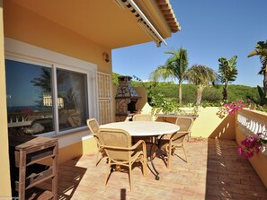 House | Dining - Semi-detached Villa With 1 Bedroom Located Near Meia Praia Beach - Lagos (Lagos)