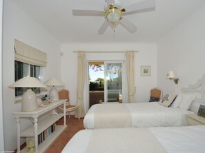House - Semi-detached Villa With 1 Bedroom Located Near Meia Praia Beach - Lagos (Lagos)