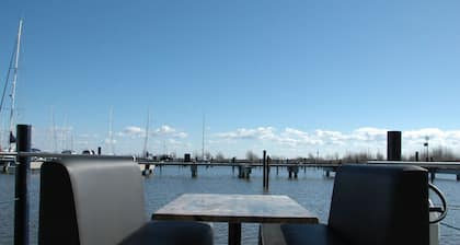 Boot Zonder Naam Houseboat in Volendam