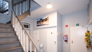 A staircase with white balusters leading to a landing. - Elegant Waimes Mansion Stay (Waimes)