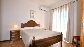 House | 4 bedrooms, individually furnished, iron/ironing board, bed sheets